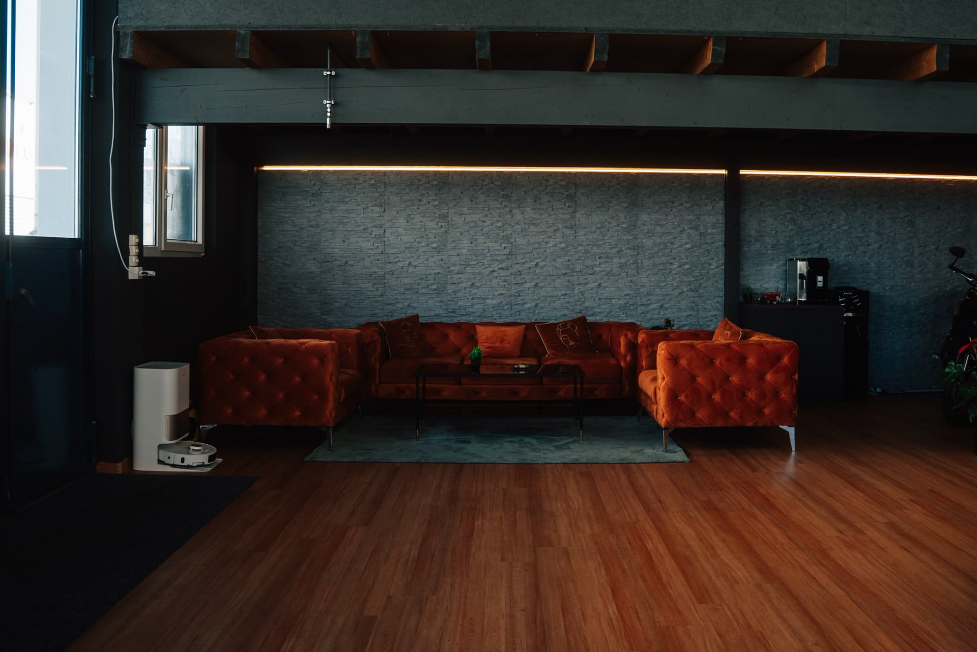 Lounge mit warmen Ledersofas im Showroom
