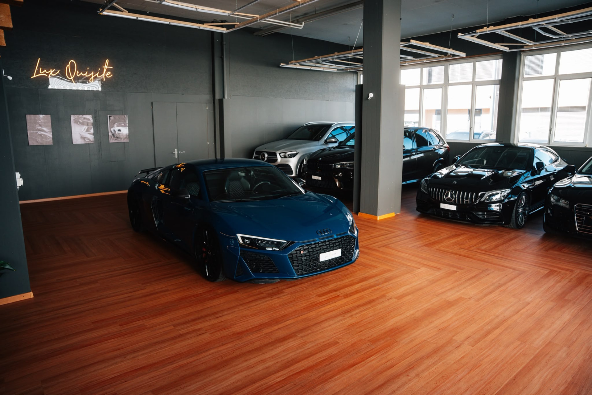 Blick auf den Audi R8 und weitere Fahrzeuge