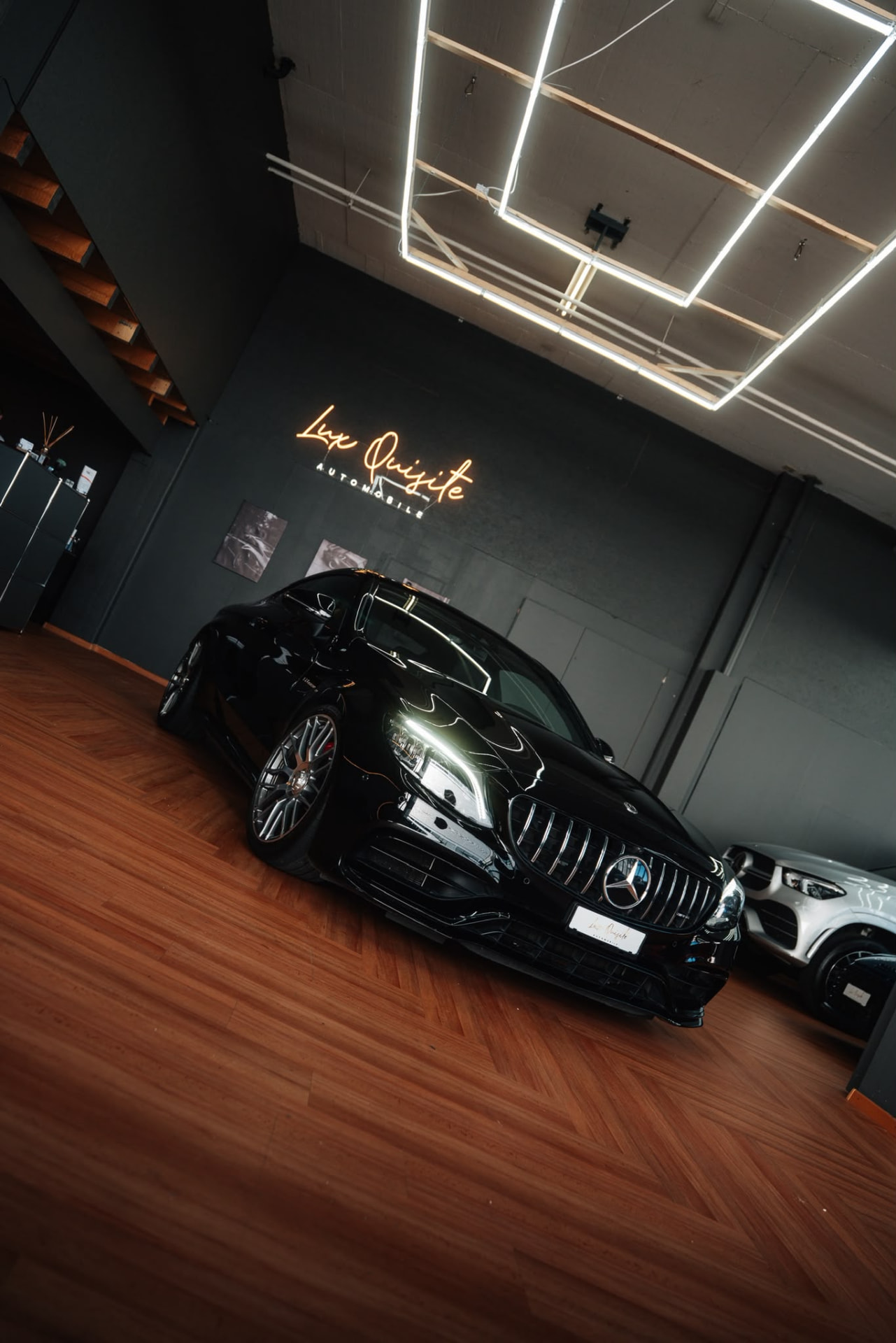 Schwarzer Mercedes im dunklen Showroom