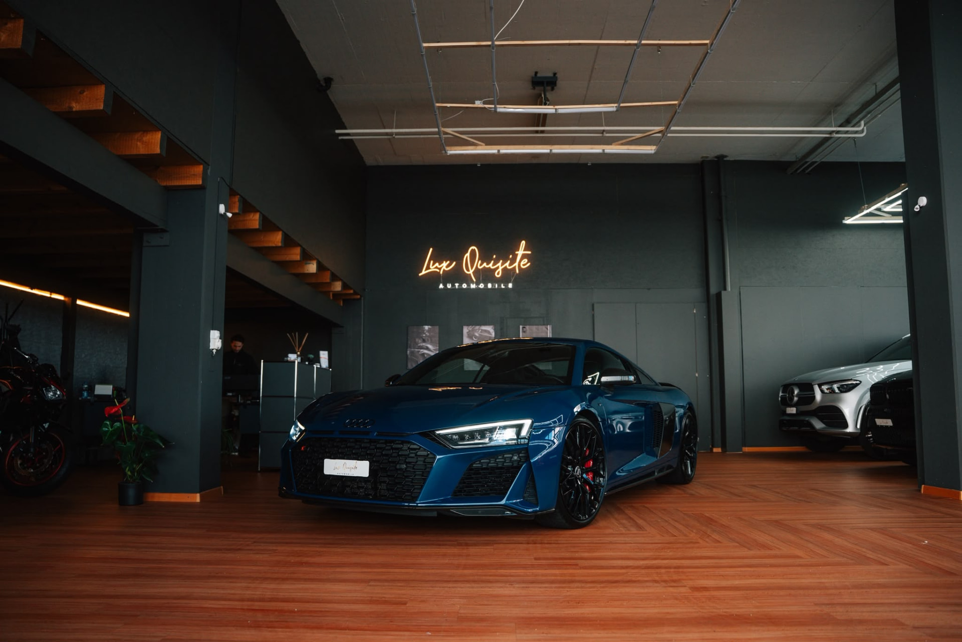 Blauer Audi R8 im Showroom von LUX QUISITE Automobile